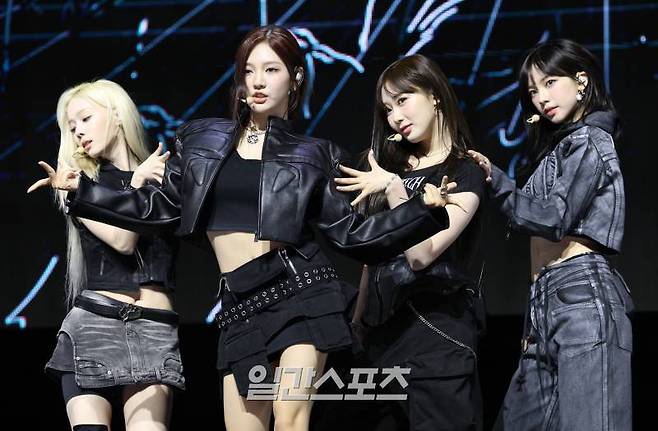 그룹 에스파가 27일 오후 서울 용산구 블르스퀘어 마스터카드홀에서 열린 첫 번째 정규 앨범 'Armageddon'(아마겟돈) 발매 기념 쇼케이스에 참석해 타이틀곡 무대를 선보이고 있다. 타이틀곡 '아마겟돈'은 무게감이 느껴지는 사운드와 거칠고 절제된 음색이 돋보이는 힙합 댄스곡이다. 서병수 기자 qudtn@edaily.co.kr /2024.05.27/