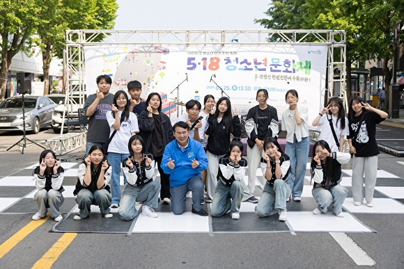 이정선 광주시교육감(가운데)이 '5.18 청소년문화제' 참가자들과 함께 기념촬영을 하고 있다 [사진=광주광역시교육청]
