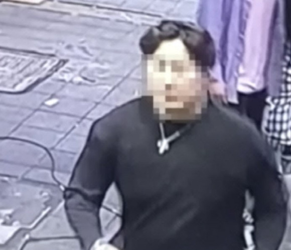 '부산 돌려차기 사건' 가해자가 지난해 5월 22일 부산진구 한 거리에서 피해자 B씨를 따라가고 있다. [사진=JTBC 방송화면 캡처]