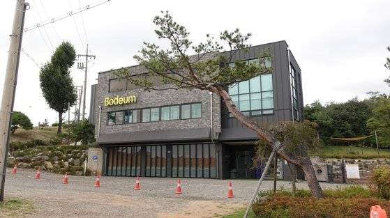 서울 잠원동에 있었던 강형욱 훈련사의 보듬컴퍼니는 2017년 5월23일 잠원동 사무직팀이 전부 경기 남양주 와부읍 덕소리로 이사오면서 이 곳에 사무공간과 훈련 장소를 합쳤다. 전 직원들은 잠원동 사무실에 이어 덕소 사무실에서도 CCTV 감시가 이어졌다고 주장한다. 사진 제보자