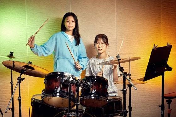 등가윤(왼쪽) 학생모델과 김수민 학생기자가 펄스뮤직실용음악학원에서 기본 이론을 배우고 2시간가량 북과 심벌즈를 두드리며 드럼과 친해졌다.