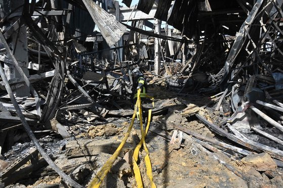 러시아군의 공격을 받아 파괴된 우크라이나 하르키우의 쇼핑센터. AFP=연합뉴스