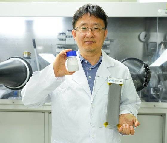 KERI 최정희 박사가 산화알루미늄 분산액(왼쪽)과 이를 적용한 리튬이온전지 음극(-) 전극을 들고 있다.