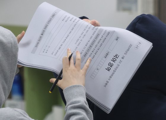 지난 3월 대구 수성구의 한 고등학교 교실에서 고3 학생들이 전국연합학력평가를 준비하고 있다. 연합뉴스