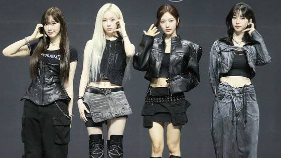 그룹 에스파가 27일 오후 서울 용산구 한남동 블루스퀘어에서 열린 첫 정규 앨범 'Armageddon'(아마겟돈) 발매 기념 쇼케이스에서 포즈를 취하고 있다. 연합뉴스