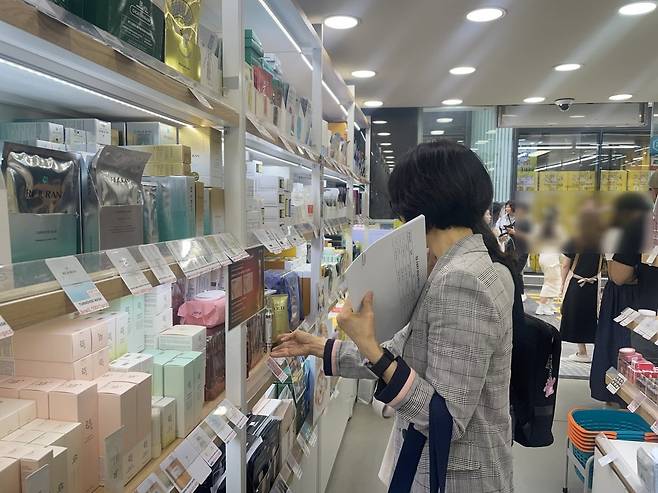 서울시, 중구의 직원과 경찰이 이날 명동거리 내 25곳의 화장품 가게를 대상으로 단속을 진행했다. 사진은 가격이 제대로 표기되지 않은 상품을 점검하는 모습. / 사진=안정훈 기자