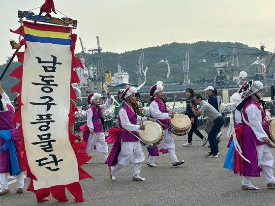Traditional Korean music parade during the 1883 McGang Party at Sangsang Platform in Jung District, Incheon on Saturday [LEE JIAN]
