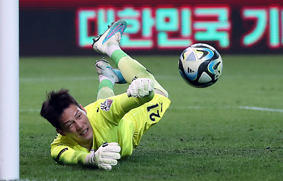 Pohang Steelers goalkeeper Hwang In-jae in action during a K League 1 match against FC Seoul at Seoul World Cup Stadium in western Seoul on Aug. 4, 2023. [NEWS1]