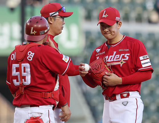 SSG Landers starter Song Young-jin is being kicked out with the bases loaded with no outs in the bottom of the second inning during a game against the Doosan Bears on Friday at Jamsil Baseball Stadium in eastern Seoul. [NEWS1]