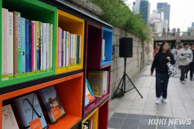 지난해 서울 중구 청계천에 마련된 '책읽는 맑은냇가' 서울야외도서관을 찾은 시민들이 독서하며 휴식하고 있다. 사진=박효상 기자