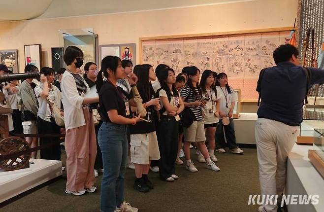 문화기행단 학생들이 나고야박물관에서 일본의 조선침략 배경과 이순신 장군의 활약상에 귀를 곤두세우고 있다. 사진=홍석원 기자