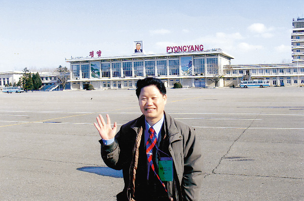 2007년 11월 평양 순안공항에서의 박용배 목사. 주체사상이 우상이 된 북한 주민들에게 예수 그리스도의 복음만이 답임을 확인하고 왔다.