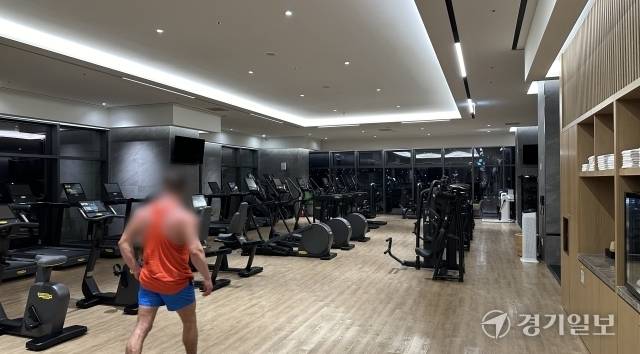 26일 오후 성남시 분당구의 한 호텔 헬스장. 노인들의 이용을 제한한 채 운영 중인 이곳에서 한 남성이 운동을 하고 있다. 오종민기자