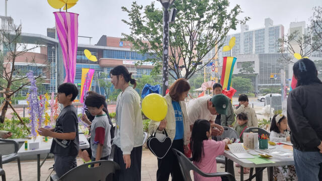 제28회 수원민족예술제에서 부모님과 함께 방문한 어린 시민들이 나만의 책 만들기, 하늘꽃 서리화만들기 등 체험에 나선 모습. 이나경기자