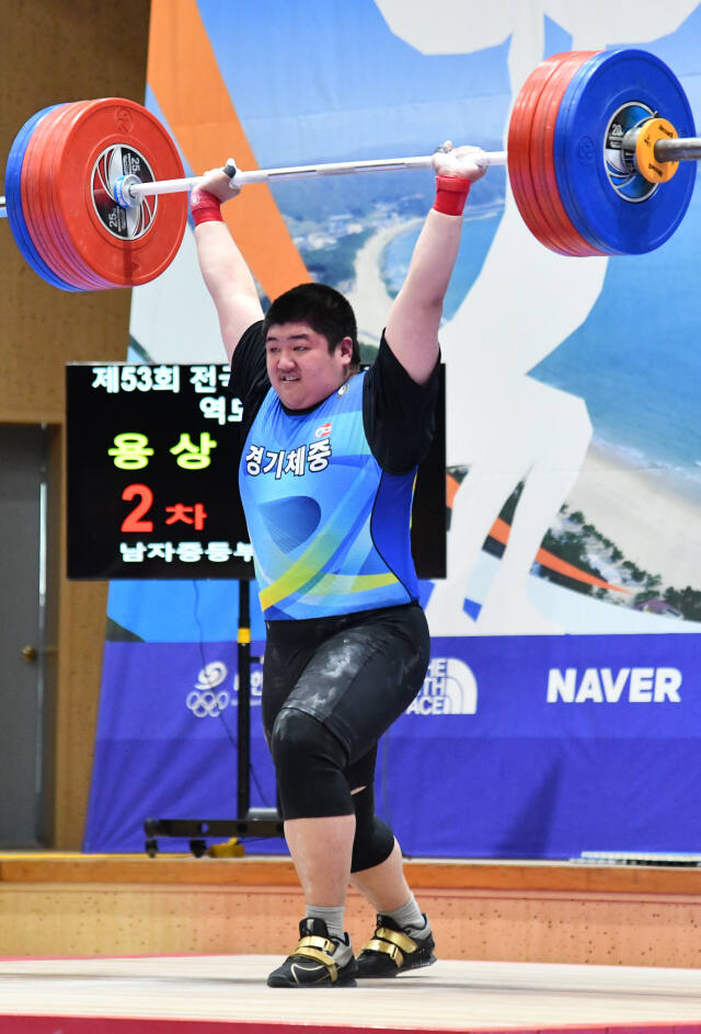 27일 전남 완도농어민체육관에서 열린 역도 남중부 +102급에서 3관왕에 오른 경기체중의 이동훈이 용상 2차 시기서 168㎏을 들어올리고 있다. 경기체중 제공