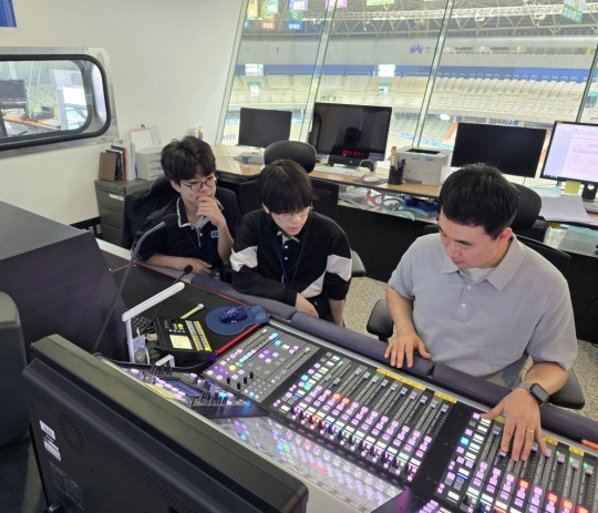 ‘KSPO 방송전문가 직업 체험 교실’에 참가한 학생들이 음향 장비에 대한 설명을 듣고 있다.