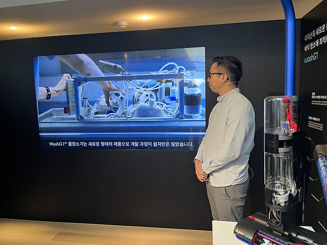 아사프 오오이 다이슨 무선청소기부문 제품 개발 책임 엔지니어가 27일 오전 서울 강남구 쇼룸 보피에서 열린 다이슨 워시(Wash)G1 물청소기 국내 출시 행사에서 신제품 설명을 진행하고 있다. [사진=안서진 기자]