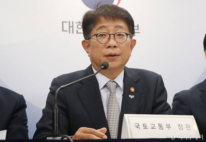 (서울=뉴스1) 임세영 기자 = 박상우 국토교통부 장관이 22일 서울 종로구 정부서울청사 브리핑실에서 1기 신도시 선도지구 선정계획을 발표하고 있다. 2024.5.22/뉴스1 Copyright (C) 뉴스1. All rights reserved. 무단 전재 및 재배포, AI학습 이용 금지. /사진=(서울=뉴스1) 임세영 기자