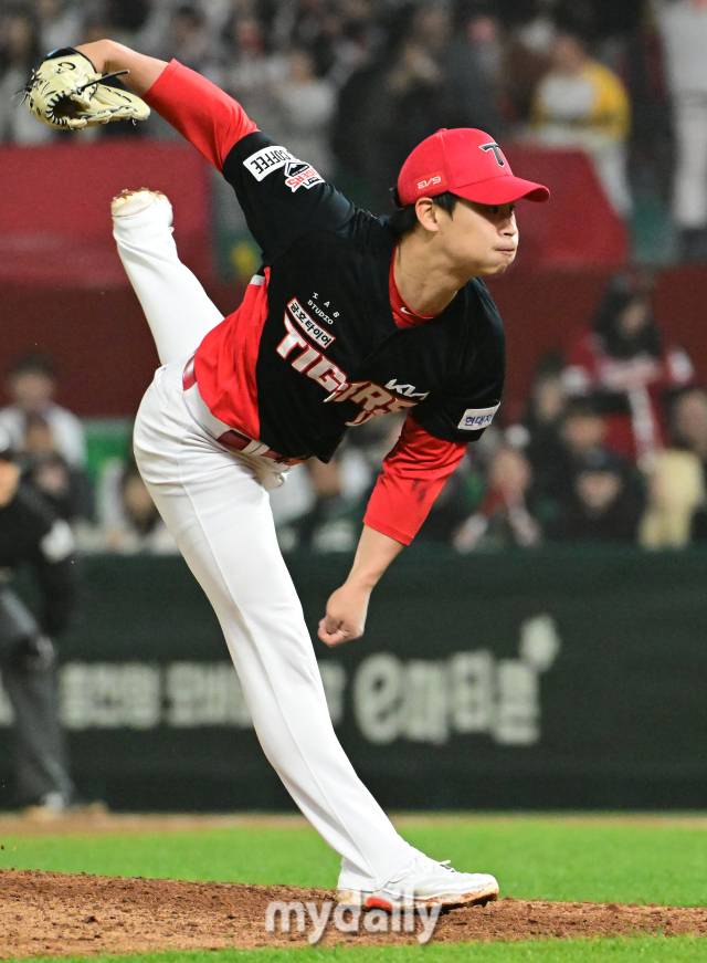 2024년 4월 16일 인천SSG랜더스필드에서 진행된 '2024 신한 SOL 뱅크 KBO 리그' 기아-SSG의 경기. KIA 곽도규가 구원 등판해 역투를 펼치고 있다./마이데일리