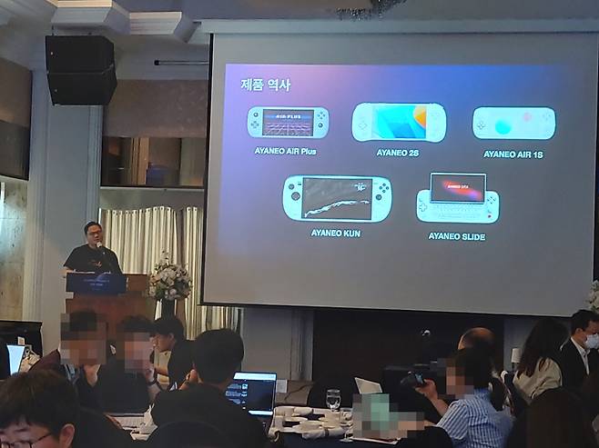 27일 서울 중구 프레스센터에서 열린 아야네오 신제품 '포켓 S' 기념 기자간담회에서 아서 장 CEO가 제품을 소개하고 있다. 김희량 기자