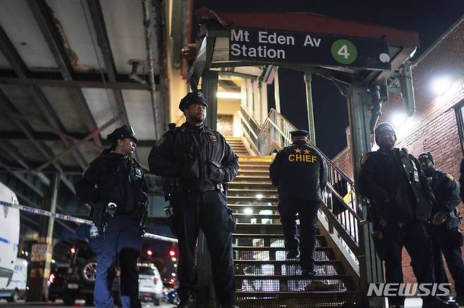 [뉴욕=AP/뉴시스] 2월12일  뉴욕시 브롱크스 자치구의 마운트 이든 애비뉴 지하철역에서 총격이 발생해 현장 주변에 뉴욕시 경찰관들이 모여 있다.  이 총격으로 1명이 숨지고 5명이 다쳤다. 5월 25일에는 화염액이 든 컵을 승객에게 던지는 묻지마 폭력사건도 일어났다. 2024. 05. 27.