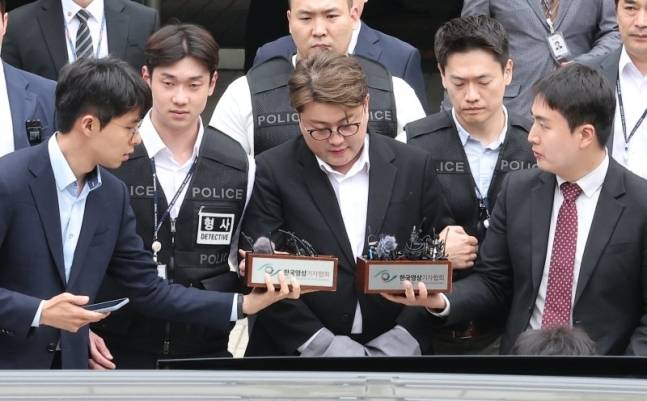 ‘음주 뺑소니’ 혐의를 받는 가수 김호중이 24일 서울 서초구 서울중앙지방법원에서 열린 구속 전 피의자 심문(영장실질심사)을 마친 후 호송 차량으로 이동하고 있다. 뉴스1