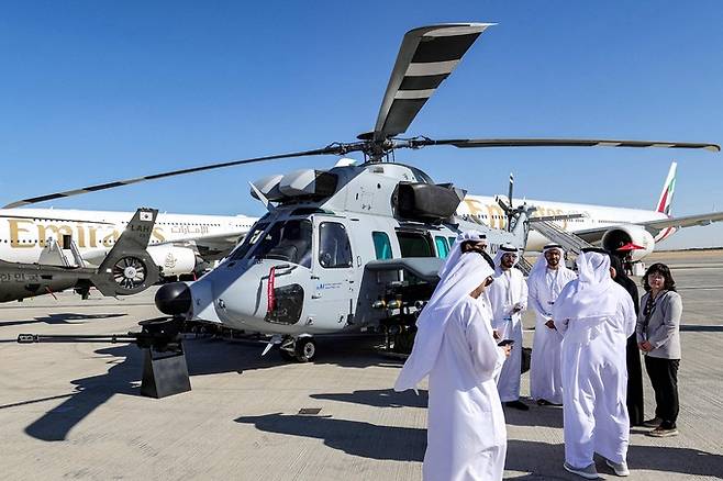 2023년 11월 13일 아랍에미리트(UAE) 두바이에서 열린 에어쇼에서 관계자들이 수리온 헬기를 살펴보고 있다. 세계일보 자료사진