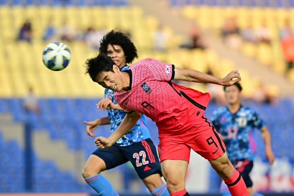 한국 남자축구 23세 이하 대표팀 소속 오세훈이 2022년 6월 13일 우즈베키스탄 타쉬켄트의 파흐타코르 스타디움에서 열린 2022 아시아축구연맹(AFC) U23 아시안컵 일본과의 8강전에서 머리에 공을 맞추고 있다. 대한축구협회 제공