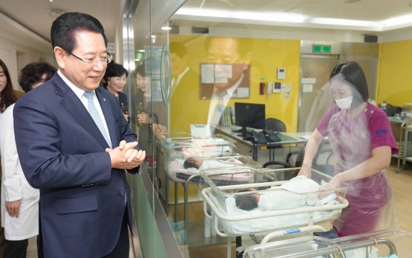 김영록 전남지사가 순천시 현대여성아동병원에서 개원한 ‘전남공공산후조리원 5호점’ 신생아실을 둘러보고 있다.