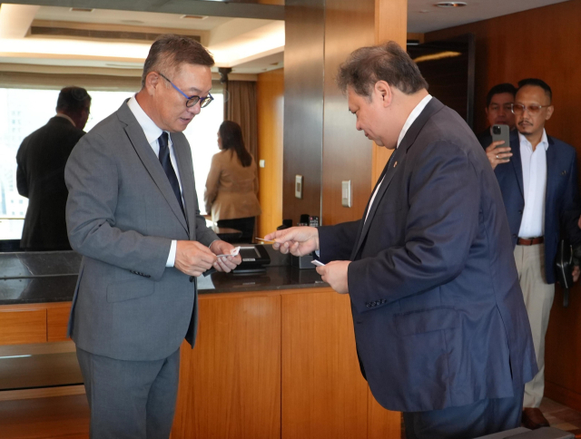 현신균(왼쪽) LG CNS 대표와 아이르랑가 하르타르토 인도네시아 경제조정부 장관이 20일 서울에서 만나 인사하고 있다. 사진 제공=인도네시아 경제조정부