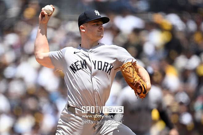 ▲ 뉴욕 양키스 선발투수 클라크 슈미트가 샌디에이고 파드리스와의 방문 경기에서 투구를 펼치고 있다. 슈미트는 5이닝 2실점을 남겼지만 패전투수에 이름을 올리고 말았다. 경기는 샌디에이고가 5-2로 승리했고 2연패에서 벗어났다.