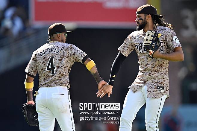 ▲ 샌디에이고 파드리스의 루이스 아라에즈(왼쪽)와 페르난도 타티스 주니어가 뉴욕 양키스와의 경기 종료 후 하이파이브를 나누고 있다. 경기는 샌디에이고가 5-2로 승리했고 2연패에서 벗어났다.