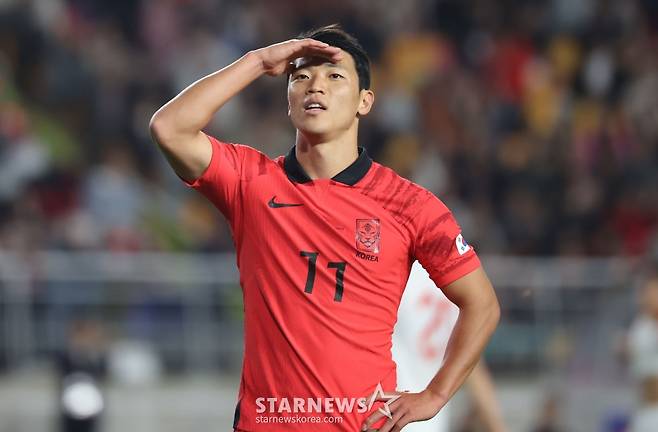 (수원=뉴스1) 김도우 기자 = 17일 오후 경기 수원시 팔달구 수원월드컵경기장에서 열린 축구 국가대표 평가전 대한민국과 베트남의 경기, 황희찬이 득점 후 기뻐하고 있다. 2023.10.17/뉴스1 Copyright (C) 뉴스1. All rights reserved. 무단 전재 및 재배포, AI학습 이용 금지. /사진=(수원=뉴스1) 김도우 기자