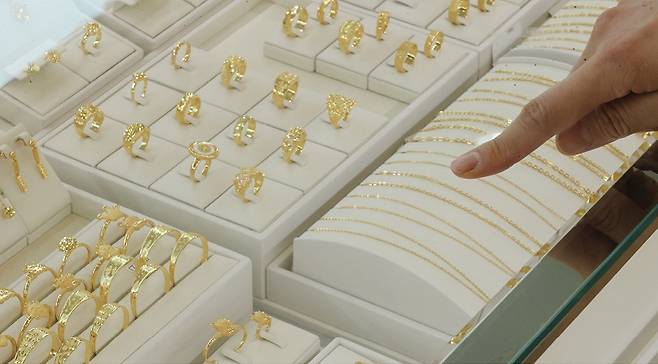에브리싱 랠리 현상이 펼쳐지며 대표적 안전 자산인 금을 비롯한 원자재값도 오르고 있다.[사진=연합뉴스]