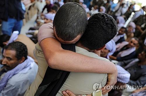 후티 반군이 석방한 수감자가 가족과 재회하는 모습 [로이터 연합뉴스 자료 사진]