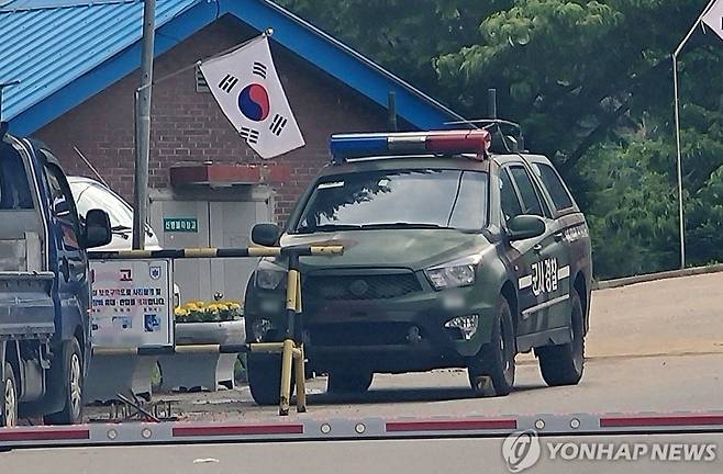 훈련병 사망사건 발생한 육군 모 부대 (인제=연합뉴스) 27일 강원 인제군의 모 부대 위병소에 군사경찰 차량이 출입하고 있다. 이 부대에서는 최근 훈련병이 군기 훈련을 받다가 쓰러진 뒤 이틀 만에 숨진 사건이 발생했다. 2024.5.27 [독자 제공.재판매 및 DB 금지] yangdoo@yna.co.kr