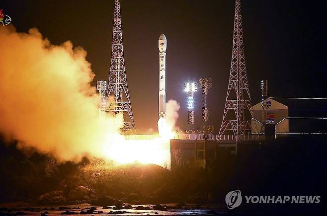 2023년 11월 21일 북한 군사정찰위성 발사장면 [조선중앙TV 화면=연합뉴스 자료사진] 2023.11.22 
    [국내에서만 사용가능. 재배포 금지. For Use Only in the Republic of Korea. No Redistribution] nkphoto@yna.co.kr