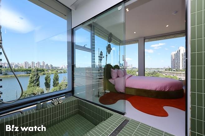 28일 오전 서울 용산구 스카이 스위트 한강브릿지 서울(스카이 스위트). 이날 서울시와 에어비앤비는 코로나19로 사용이 중단된 한강대교 북단 전망카페(직녀카페)를 리모델링해 만든 스카이 스위트를 공개 했다. 스카이 스위트의 정식 개관일은 오는 7월 16일이다./사진=이명근 기자 qwe123@