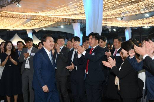 윤석열 대통령이 23일 서울 용산 대통령실 잔디마당에서 열린 ‘2024 대한민국 중소기업인대회’에서 참석자들과 기념촬영을 위해 이동하고 있다. (사진= 연합뉴스)