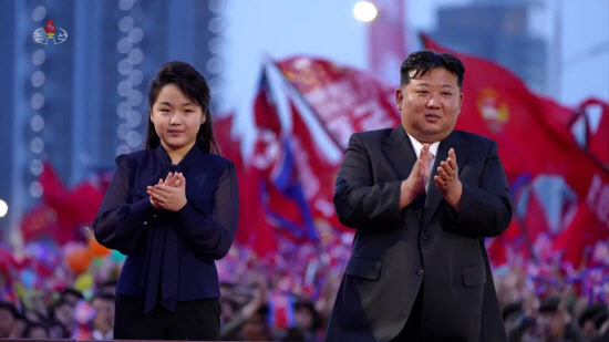 지난 18일 ‘전위거리’ 준공식에 참석한 김정은 북한 국무위원장(오른쪽), 딸 주애(사진=조선중앙TV화면, 연합뉴스)