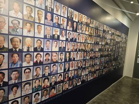 서울 청파동 식민지역사박물관에서 열리고 있 강제동원 피해자 운동 기록 사진전.