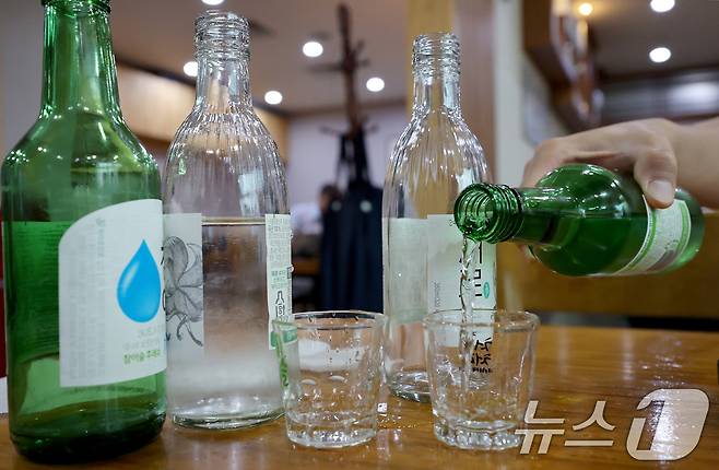 22일 오후 서울의 한 식당에서 판매되는 소주의 모습. 정부가 식당에서 판매하는 모든 주종에 대해 '잔술' 판매를 허용하기로 했다. 지난 21일 국무회의에서 의결된 '주류 면허 등에 관한 법률 시행령 개정안'은 이르면 이번주 중 공포 및 시행될 예정이다. 2024.5.22/뉴스1 ⓒ News1 장수영 기자
