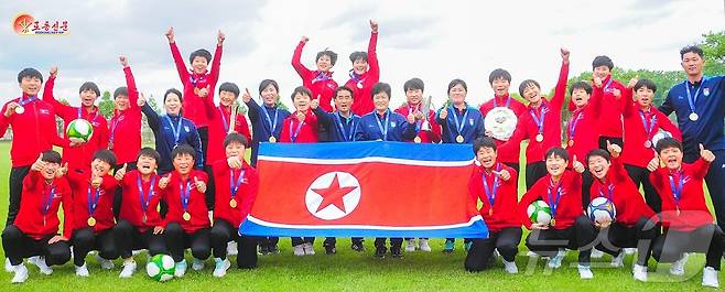 (평양 노동신문=뉴스1) = 북한 노동당 기관지 노동신문은 28일 2024년 아시아축구연맹 17살 미만(U-17) 여자 아시아컵경기대회에서 1등을 차지한 선수들을 조명하면서 "장하다, 강대한 조국의 위상을 더 높이 떨치며 계속 돌진하라"라고 주문했다. [국내에서만 사용가능. 재배포 금지. DB 금지. For Use Only in the Republic of Korea. Redistribution Prohibited] rodongphoto@news1.kr