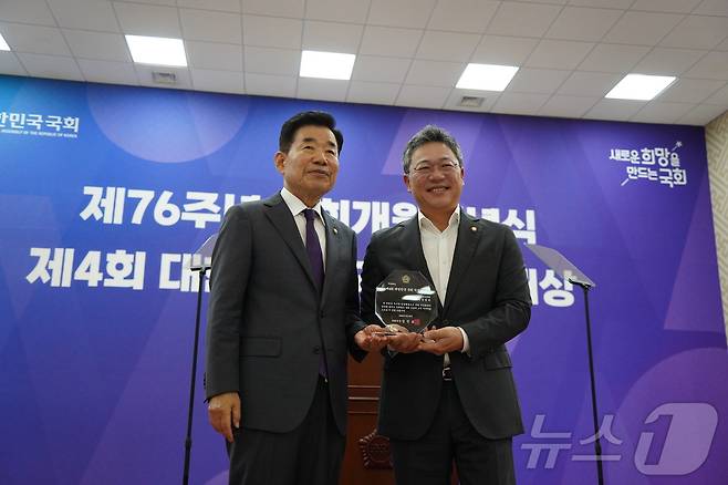 박정하 국민의힘 원주 갑 국회의원(오른쪽)이 28일 제76주년 국회개원 기념식에서 의정대상을 수상한 가운데 기념사진을 촬영하고 있다. (박정하 의원실 제공) 2024.5.28/뉴스1