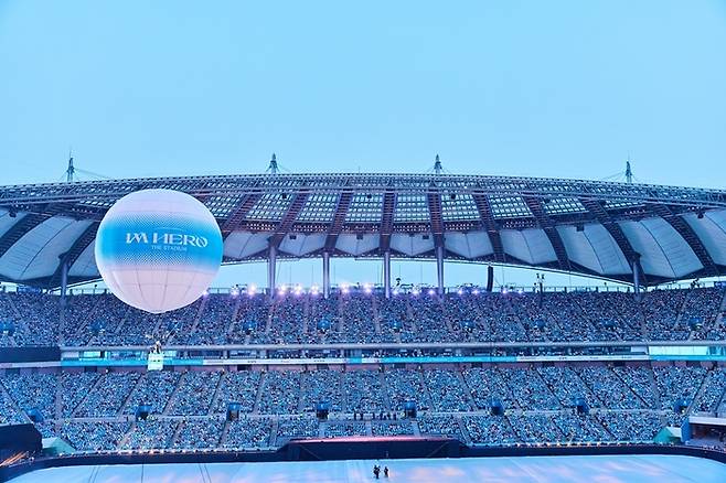 가수 임영웅이 애드벌룬을 타고 노래하고 있다. 사진 | 물고기뮤직