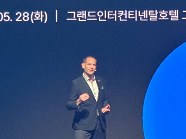포티넷 위협 인텔리전스 부문 데릭 멘키 글로벌 부사장이 28일 서울 강남구 삼성동 그랜드 인터컨티넨탈 파르나스에서 열린 '포티넷 액셀러레이트 2024'에서 기조 연설을 하고 있다. (사진=장유미 기자)