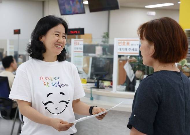 강남구가 27일부터 ‘존중을 입다:시셔츠’ 캠페인을 진행한다. 시셔츠를 입은 공무원이 민원인을 응대하고 있다. 강남구 제공.