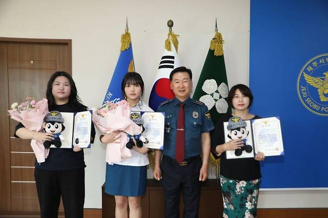 27일 제주서부경찰서는 제주중앙여자고등학교 1학년 정영채·조서원 학생과 농협은행 제주도청지점 강경희 부지점장에게 감사장을 수여했다고 밝혔다. [이미지출처=제주서부경찰서]