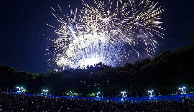 며칠 전 서울의 한 유명 사립대학교 축제 공연장 위로 휘황찬란한 폭죽이 터지고 있다. /인스타그램