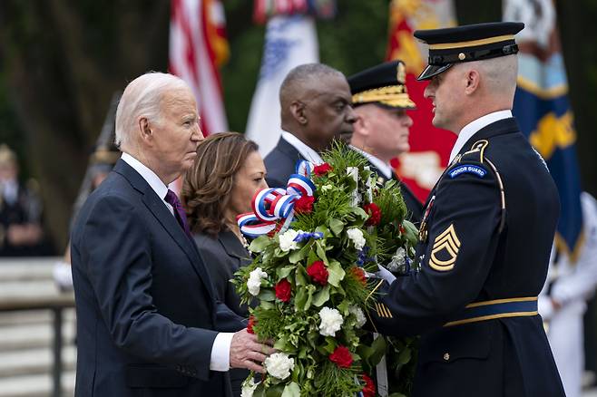 <YONHAP PHOTO-0525> epa11374096 US President Joe Biden (L) places a wreath at the Tomb of the Unknown Solider during a Presidential Armed Forces Full Honor Wreath-Laying Ceremony at Arlington National Cemetery in Arlington, Virginia, USA, 27 May 2024.  EPA/BONNIE CASH / POOL/2024-05-28 02:22:37/<저작권자 ⓒ 1980-2024 ㈜연합뉴스. 무단 전재 재배포 금지, AI 학습 및 활용 금지>